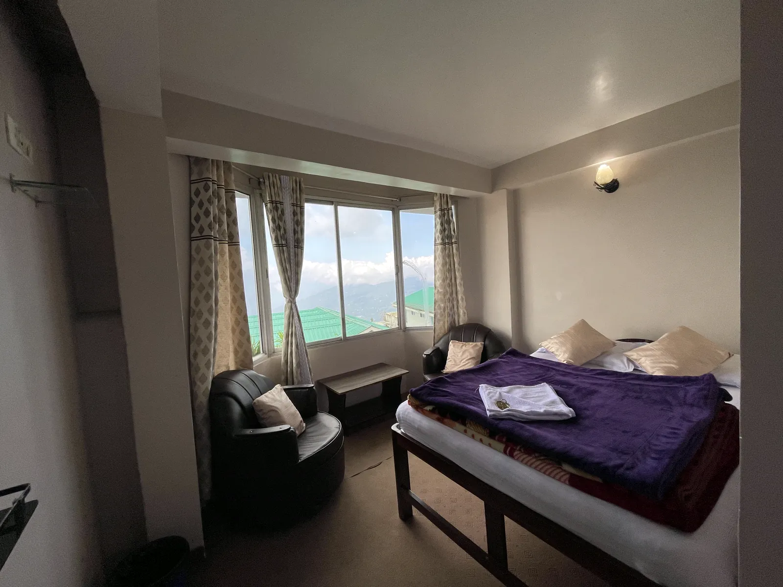 Real double room at Hotel Tranquility with a window-side sitting area